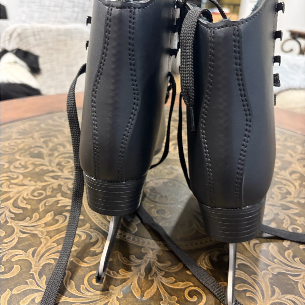 AhmyLion. Figure skates for beginners. (Size up 1 size) - Picture 6 of 11